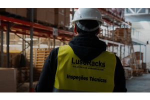 Inspetor a fazer a Inspeção Técnica de Estantes | NE15635