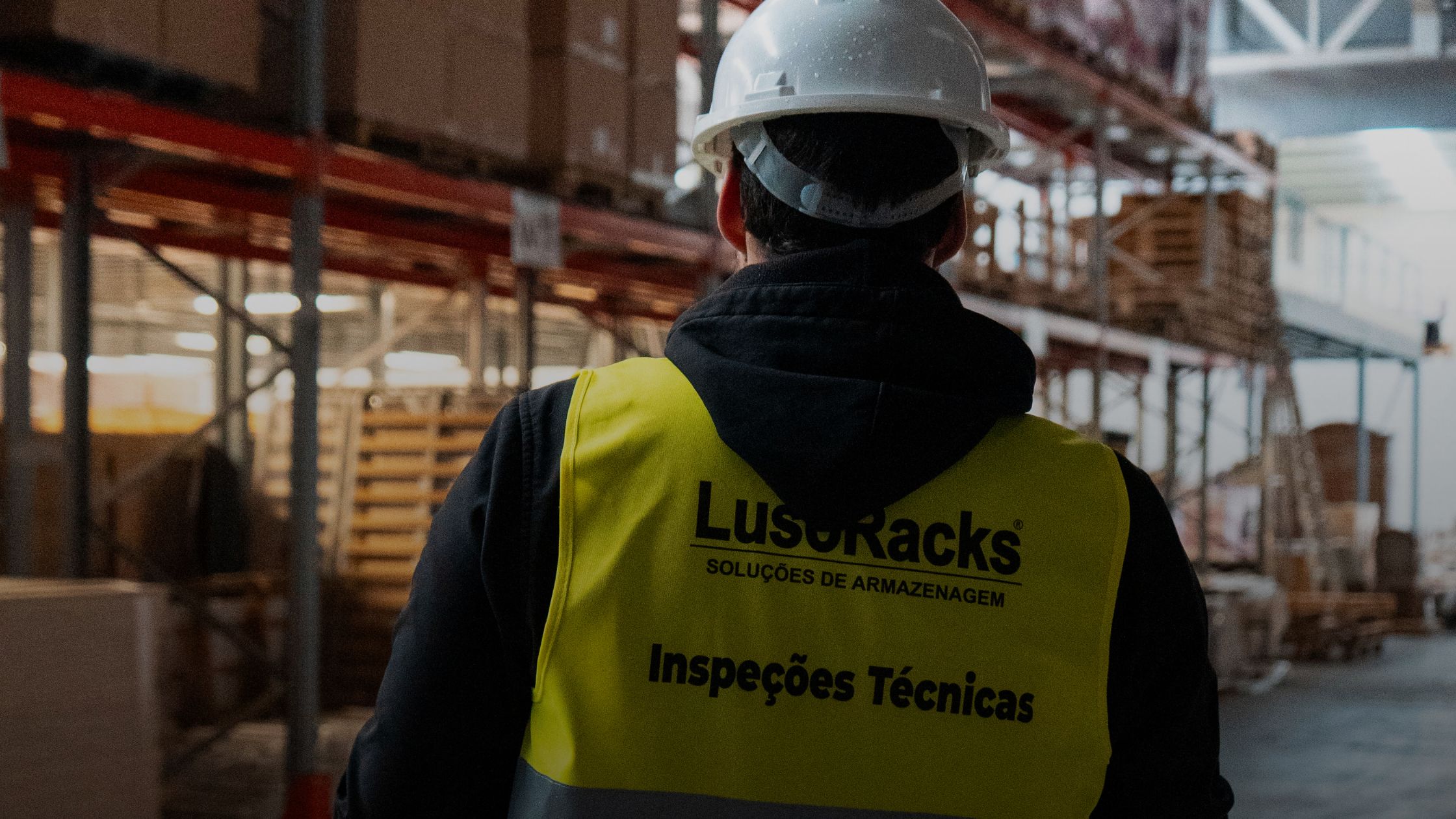 Inspetor a fazer a Inspe&ccedil;&atilde;o T&eacute;cnica de Estantes | NE15635