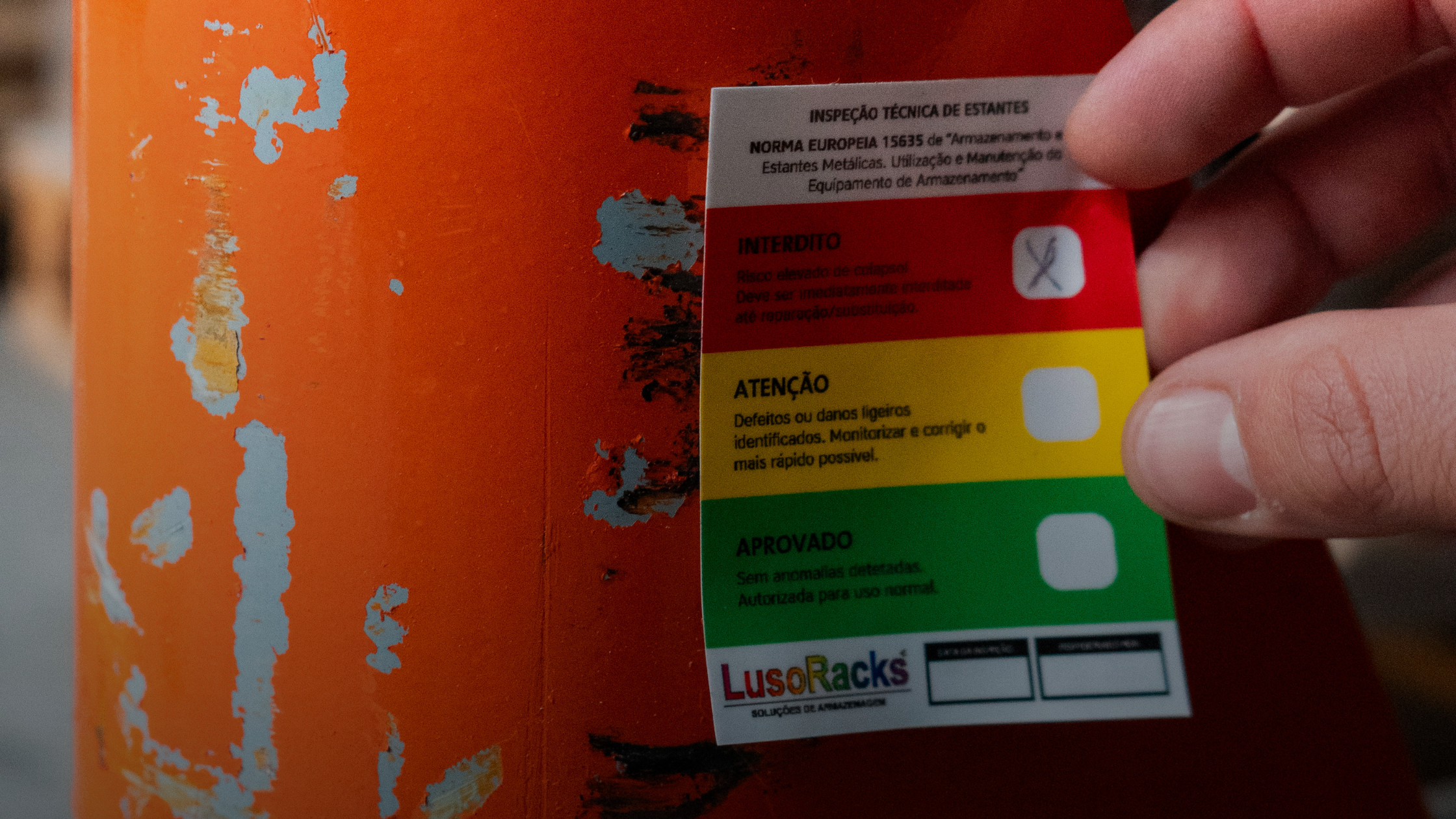 Etiqueta de danos numa Inspe&ccedil;&atilde;o T&eacute;cnica de Estantes